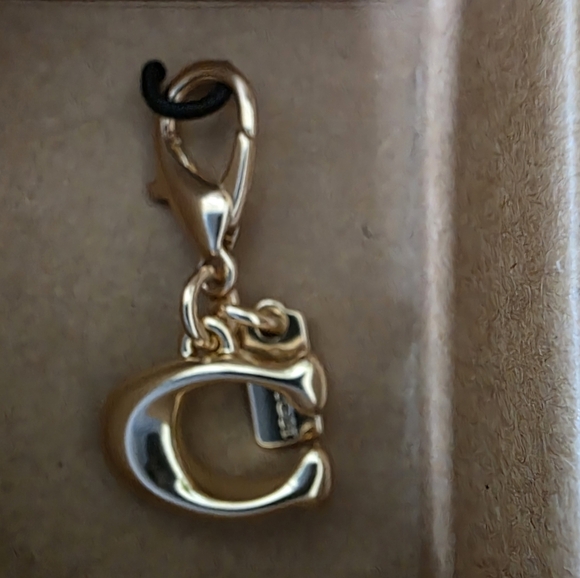 Coach Signature Leather Wristlet Gift Set With Heart And "C" Charms - New In Box - Picture 6 of 8